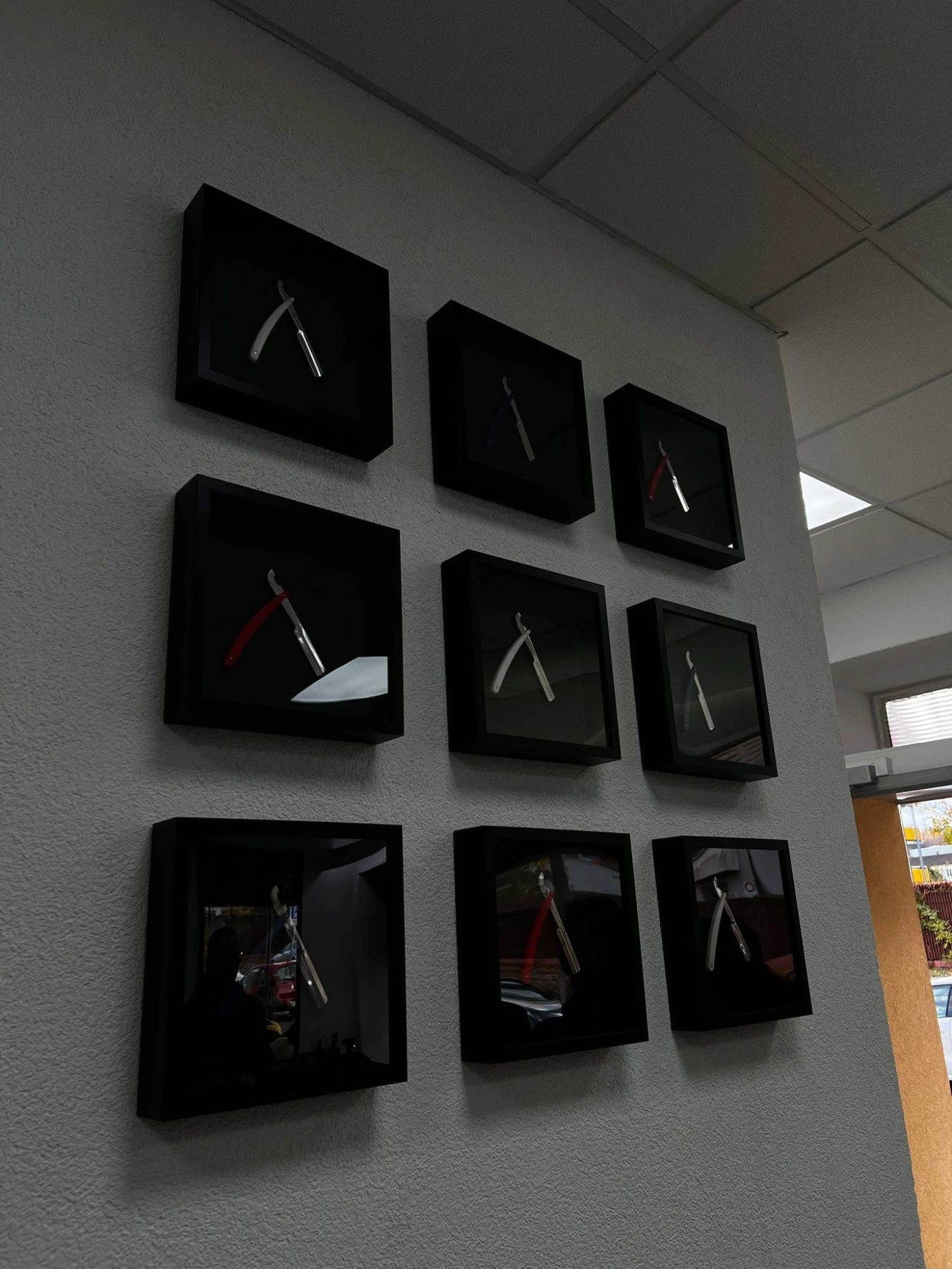 Rasiermesser-Sammlung im Salon